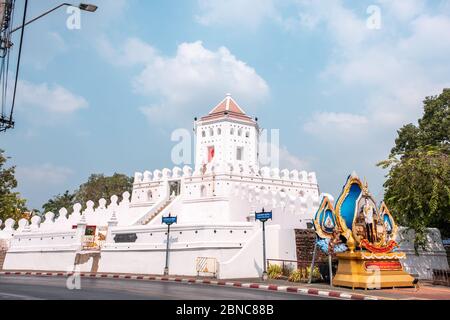 Il Forte di Phra Sumen è un castello bianco storico nel centro di Bangkok Foto Stock