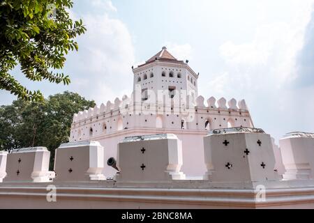 Il Forte di Phra Sumen è un castello bianco storico nel centro di Bangkok Foto Stock