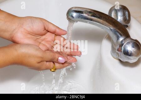 Donna lavando le mani per l'igiene come concetto di prevenzione del virus corona Foto Stock