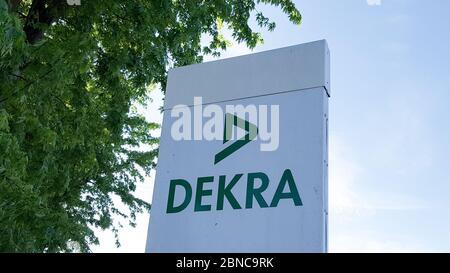 Bordeaux , Aquitaine / Francia - 05 10 2020 : Dekra garage logo segno auto ispezione società fondata a Berlino Germania Foto Stock