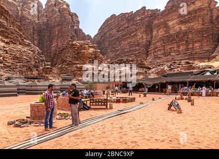 Turisti in un accampamento nel deserto a Wadi Rum in Giordania Foto Stock