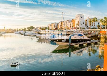 Bellissima marina in Vilamoura turistica e ricca, Quarteira, Algarve, Portogallo Foto Stock