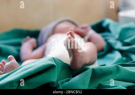 Primo piano del piede di un neonato nel reparto neonatale dell'ospedale Foto Stock