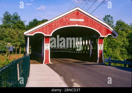 Il Thompson Covered Bridge è uno storico ponte coperto di legno che porta Main Street sul fiume Ashuelot a West Swanzey, New Hampshire. Foto Stock