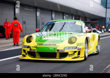 Will Goff, alla guida della sua Green e Yellow, 2012, Porsche 997 GT3 RSR, per la sessione di qualificazione del Trofeo Aston Martin per i Masters Endurance Legends. Foto Stock