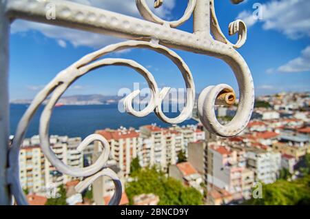 Vista panoramica della città balneare di Izmir in Turchia contro un cielo blu. Izmir è una città sulla costa egea della Turchia, conosciuta anche come Smyrna. Foto Stock