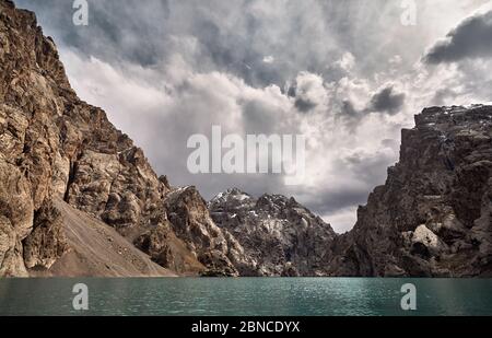 Bellissimo paesaggio del famoso lago di montagna Kel Suu a cielo nuvoloso coperto, area Naryn, Kirghizistan Foto Stock