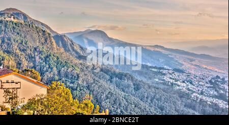 Bogota paesaggio urbano da Montserrate, immagine HDR Foto Stock