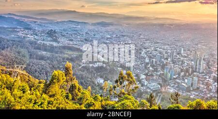 Bogota paesaggio urbano da Montserrate, immagine HDR Foto Stock