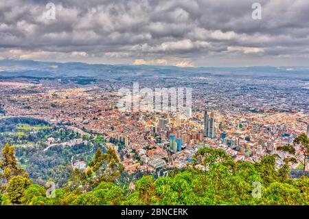 Bogota paesaggio urbano da Montserrate, immagine HDR Foto Stock