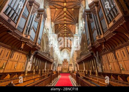 Vista interna del coro e navata dell'Abbazia di Selby, ora chiesa parrocchiale per la città di Selby, North Yorkshire, Inghilterra Foto Stock