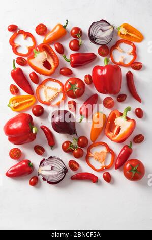 Carta da parati composizione astratta di frutta e verdura. Modello di cibo rosso. Concetto di cibo sano, vista dall'alto, spazio di copia in basso. Foto Stock