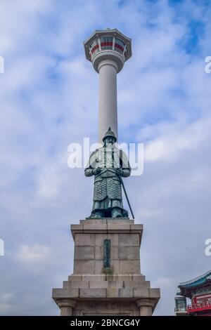 Busan, Corea del Sud 1/18/2020 Busan Yongdusan Park Statua di Yi Sun-sin Foto Stock