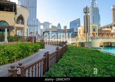 Dubai / Emirati Arabi Uniti - 12 maggio 2020: Bellissima passerella che conduce al Souk al Bahar, fontana di Dubai con Burj Khalifa e il ponte del Dubai Mall. Foto Stock