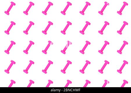 Motivo manubri rosa su sfondo bianco, isolato. Disposizione creativa per attrezzature sportive fitness, concetto. Stile minimalista, piano, vista dall'alto. Spazio di copia. Foto Stock