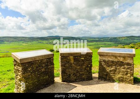 Ammira l'indicatore dalla chiesa di Helsington che si affaccia sulla Lyth Valley fino alle alte campane nel Lake District National Park Cumbria Foto Stock