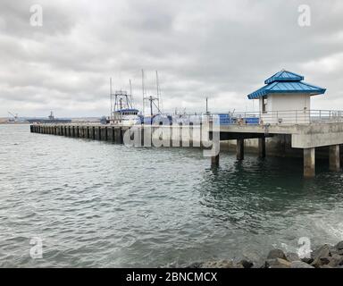 Barche da pesca ormeggiate da un molo in una baia di San Diego. Foto Stock