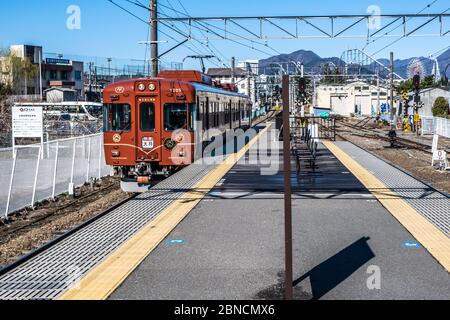 Yamanashi, Giappone - 24 Marzo 2019 : Vista del vecchio treno retrò locale che arriva al mattino al Monte Fuji Station a Yamanashi, Giappone. Foto Stock