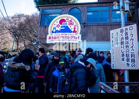 Yamanashi, Giappone - 24 marzo 2019: Vista delle persone che accodano al Monte Fuji Stazione panoramica della funivia per il sollevamento alla vetta del Monte Kachi Kachi a Fujikawa Foto Stock