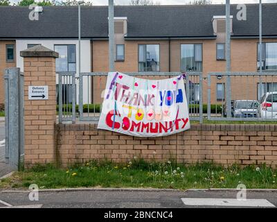 Glasgow, Scozia, Regno Unito. 8 maggio 2020: Un segno di ringraziamento alla comunità locale durante il Coronavirus. Foto Stock