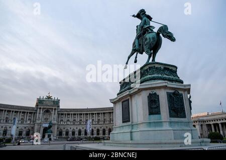 Vienna, Austria - 10 ottobre 2019: Statua del principe Eugenio di fronte al Palazzo di Hofburg a Vienna, Austria. Foto Stock