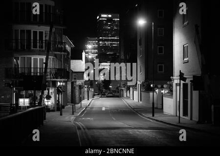 Narrow Street, Limehouse con vista su Canary Wharf Foto Stock