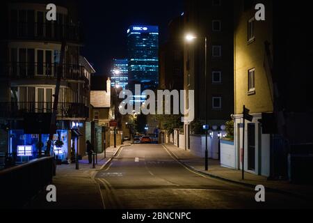 Narrow Street, Limehouse con vista su Canary Wharf Foto Stock