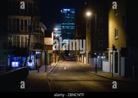 Narrow Street, Limehouse con vista su Canary Wharf Foto Stock