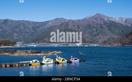 Yamanashi, Giappone - 24 Marzo 2019 : Vista del Lago Kawaguchi, il secondo più grande dei cinque Laghi Fuji in termini di superficie, ed è situato presso il Foto Stock