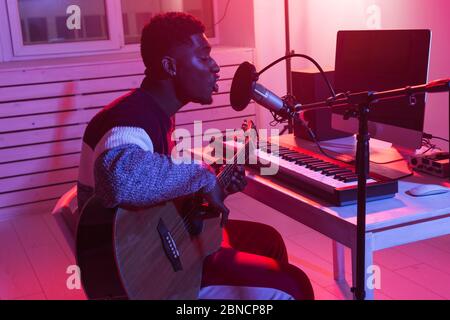 Musicista e concetto di musica - produttore di suoni maschili afro-americani che lavora in studio di registrazione. Foto Stock