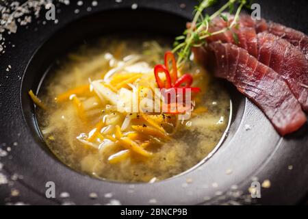 Cancellare la zuppa di pesce serviti in una ciotola in ristorante Foto Stock