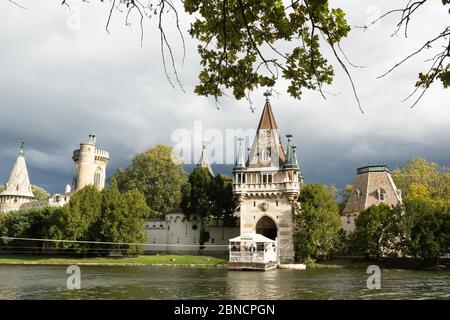 Austria bassa, Austria - 10 ottobre 2019: Veduta di Franzensburg, un castello a Laxenburg, Austria bassa. Foto Stock