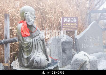 Kanagawa, Giappone - 23 marzo 2019: Vista della gente fare l'attività religiosa al tempio buddista di Owakudani nella zona intorno ad un cratere creato durante il Foto Stock