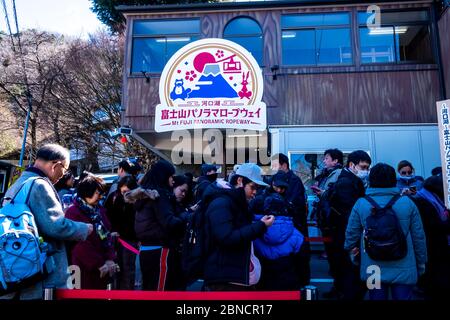 Yamanashi, Giappone - 24 marzo 2019: Vista delle persone che accodano al Monte Fuji Stazione panoramica della funivia per il sollevamento alla vetta del Monte Kachi Kachi a Fujikawa Foto Stock