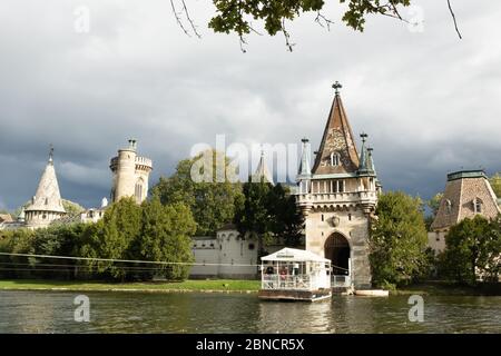 Austria bassa, Austria - 10 ottobre 2019: Veduta di Franzensburg, un castello a Laxenburg, Austria bassa. Foto Stock