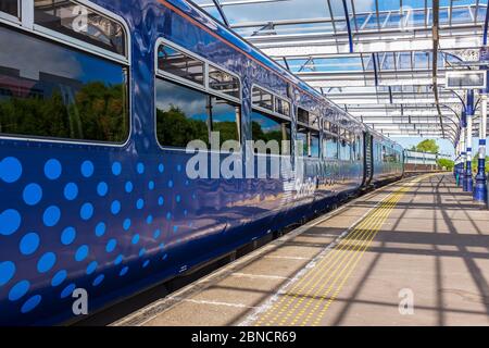 Treno diesel Scotrail e carrozze alla stazione ferroviaria di Kilmarnock, Ayrshire, Scozia, Regno Unito Foto Stock