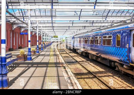 Treno diesel Scotrail e carrozze alla stazione ferroviaria di Kilmarnock, Ayrshire, Scozia, Regno Unito Foto Stock