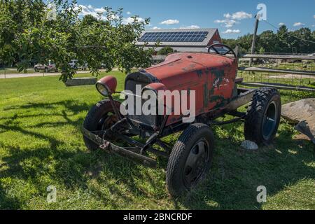 Un vecchio trattore in una fattoria del Massachusetts Foto Stock