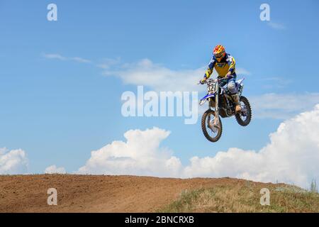 Chapaevsk, regione di Samara, Russia - 09 luglio 2013: Moto in volo contro il cielo blu. Il biker fa un salto. Salto di un motociclista Foto Stock