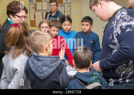 Chapaevsk, regione di Samara, Russia - 16 novembre 2018: Scuola elementare nella città di Chapaevsk. Scuola elementare bambini alla mostra nella sala del s. Foto Stock