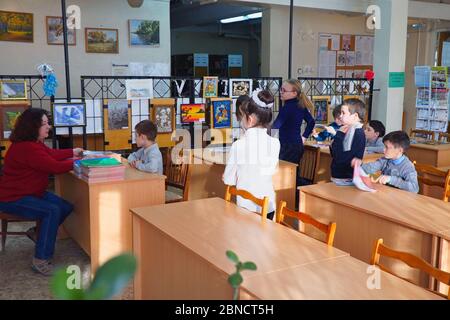 Chapaevsk, regione di Samara, Russia - 18 febbraio 2020: Schoolchild in classe con un insegnante Foto Stock