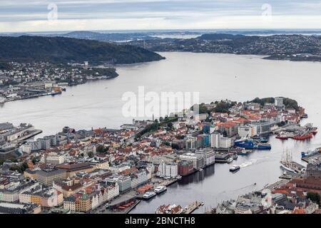 Vista panoramica del centro di Bergen e del mare del Nord dalla piattaforma di osservazione Floyfjellet durante il giorno nuvoloso dell'autunno. Bergen, Norvegia Foto Stock