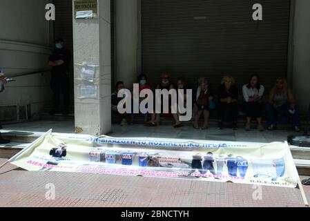 Atene, Grecia. 14 maggio 2020. La Federazione Panellenica dei dipendenti dell'ospedale pubblico ha dichiarato dalle 11:00 alle 15:00 un arresto del lavoro e un raduno al Ministero della Salute, contro la legge sui contenuti legislativi del governo per la costituzione di due rami di personale infermieristico. (Foto di Dimitrios Karvountzis/Pacific Press) Credit: Pacific Press Agency/Alamy Live News Foto Stock