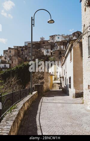 Fontegreca (Italia) - Fontegreca e la sua Cipresseta costituiscono una vera oasi di pace nell'alta Caserta, ai confini della Campania Foto Stock