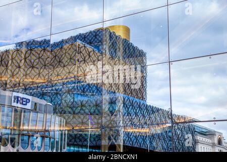 La nuova Biblioteca di Birmingham e il Teatro Repertory si riflettono nell'esterno in vetro dell'ICC a Birmingham, Inghilterra Foto Stock