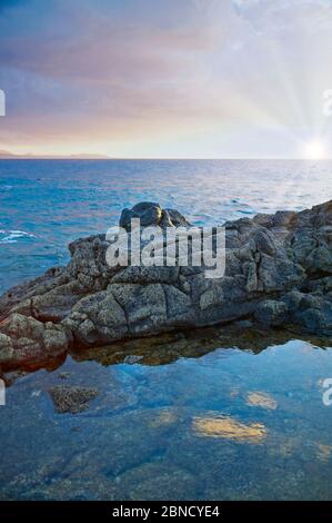 Onde sulla costa vicino a Playa Blanca vicino a Fuerteventura sull'isola di Lanzarote, Isole Canarie, Spagna, Europa Foto Stock