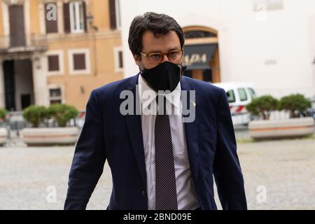 13 maggio 2020, Roma, Italia: Matteo Salvini, leader della Lega, lascia Monteciorio davanti al Consiglio dei Ministri indossando una maschera facciale come precauzione contro la diffusione del virus della corona. (Immagine di credito: © Cosimo Martemucci/SOPA Images via ZUMA Wire) Foto Stock