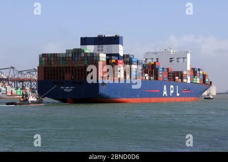 La nave-container APL Lion City lascerà il porto di Rotterdam il 12 marzo 2020. Foto Stock