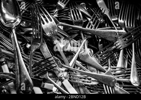 Cassetto pieno di posate in argento in bianco e nero Foto Stock