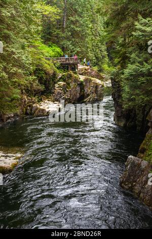 Acque del fiume Capilano con escursionisti sotto la diga di Cleveland a Noth Vancouver Canada Foto Stock